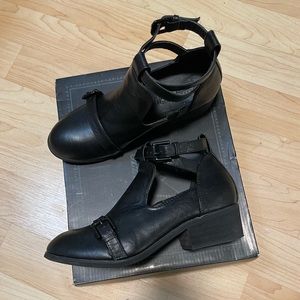Deena & Ozzy Women’s Black Cut Out Ankle Boots sz 7
